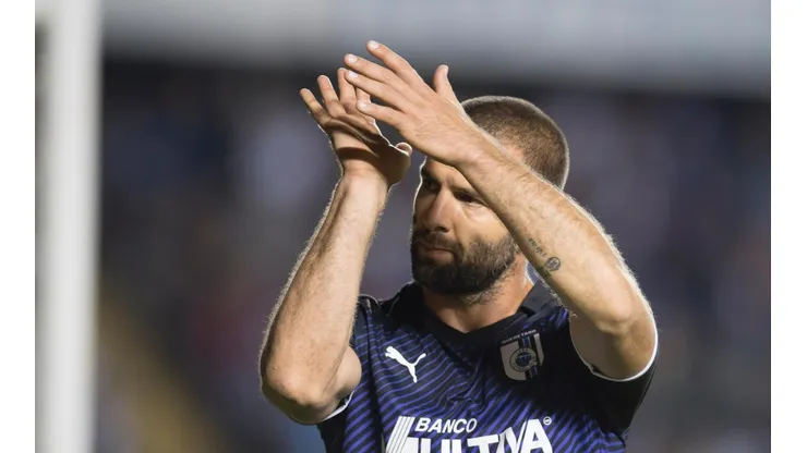 Emanuel Villa con la playera del Queretaro