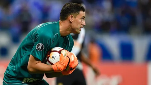 NO LO DEJÓ FESTEJAR. Martín Silva le tapó dos penales a Lisandro López.