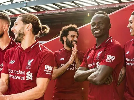 De la mano de Salah, el Liverpool presentó su nueva camiseta