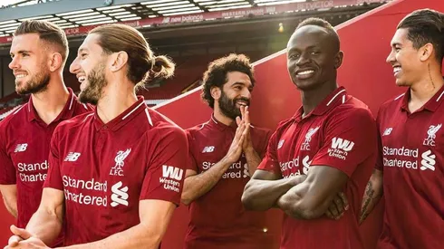 De la mano de Salah, el Liverpool presentó su nueva camiseta