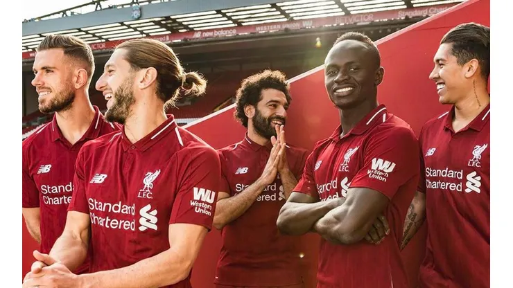 De la mano de Salah, el Liverpool presentó su nueva camiseta