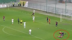 La pesadilla de cualquier entrenador: ¡Tres lesionados en la misma jugada!