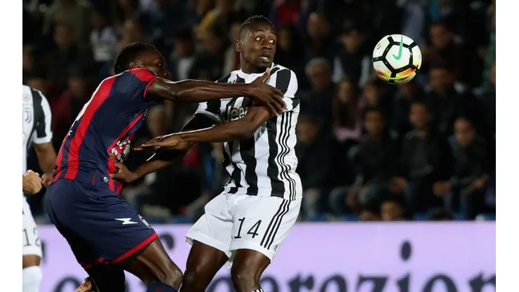 Foto del choque entre Crotone y Juventus por el Calcio