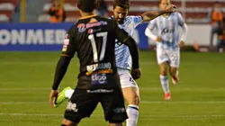 FESTEJA EL DECANO. Atlético Tucumán golpeó primero en La Paz ante The Strongest.