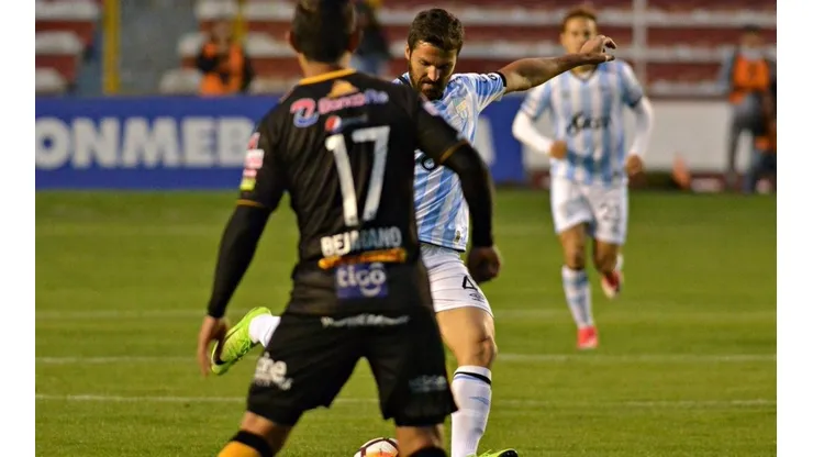 FESTEJA EL DECANO. Atlético Tucumán golpeó primero en La Paz ante The Strongest.