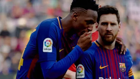 SECRETO CULÉ. Yerry Mina le dice algo al oído a Messi en el Camp Nou.