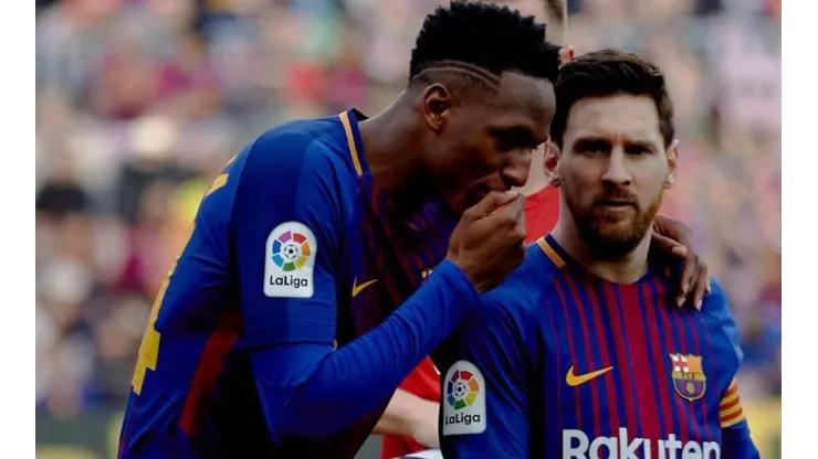 SECRETO CULÉ. Yerry Mina le dice algo al oído a Messi en el Camp Nou.
