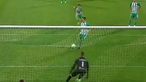 Picó un penal, lo falló, el entrenador lo sacó y estalló de bronca