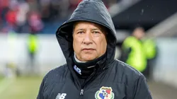 MIRANDO AL MUNDIAL. Hernán Darío Gómez durante un amistoso contra Suiza con Panamá antes de Rusia 2018 (Foto: Getty).