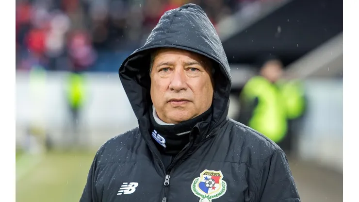 MIRANDO AL MUNDIAL. Hernán Darío Gómez durante un amistoso contra Suiza con Panamá antes de Rusia 2018 (Foto: Getty).