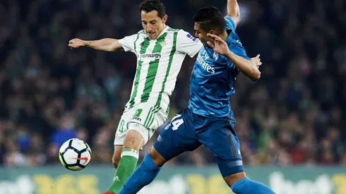 Andrés Guardado jugando con el uniforme de Real Betis.