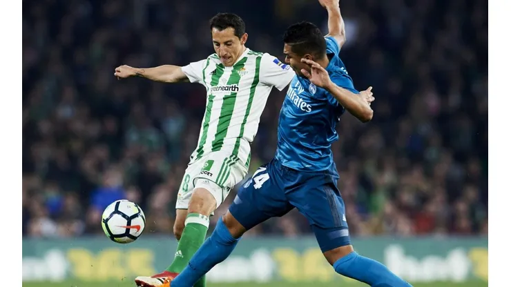 Andrés Guardado jugando con el uniforme de Real Betis.