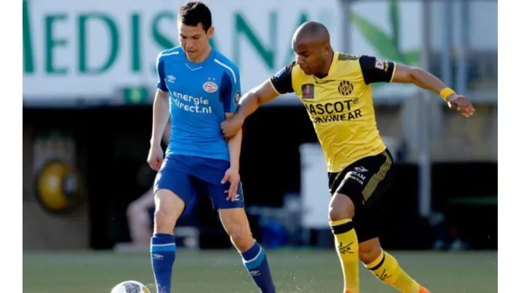 Chucky Lozano en el partido Roda vs PSV
