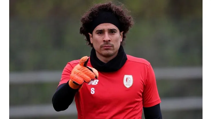 Memo Ochoa, portero de Standard Lieja