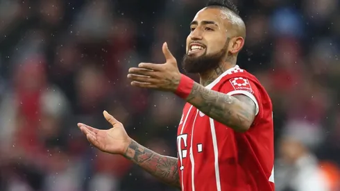 Arturo Vidal defendiendo la piel del Bayern.