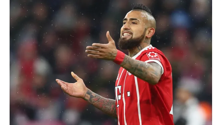Arturo Vidal defendiendo la piel del Bayern.