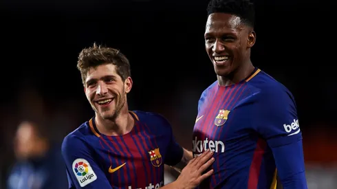 FELICIDAD CULÉ. Yerry Mina sonríe junto a Sergi Roberto en el primer equipo del Barcelona (Foto: Getty).