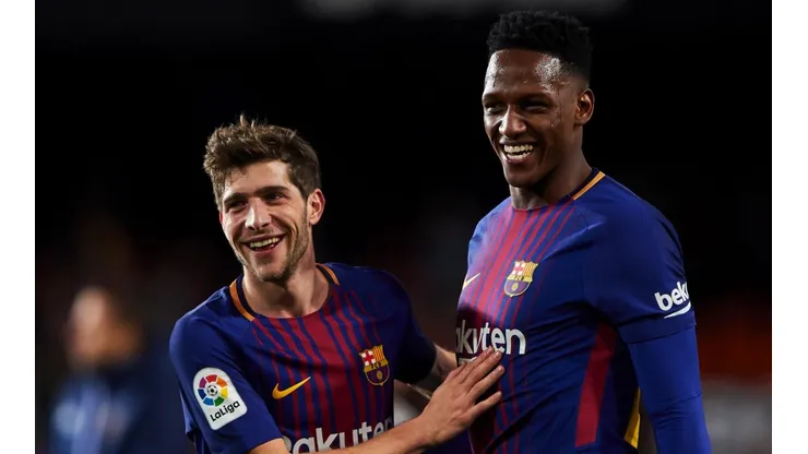 FELICIDAD CULÉ. Yerry Mina sonríe junto a Sergi Roberto en el primer equipo del Barcelona (Foto: Getty).