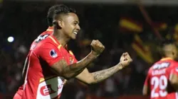 Charles Monsalvo celebrando un tanto.