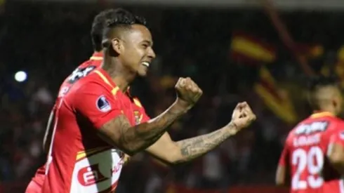 Charles Monsalvo celebrando un tanto.