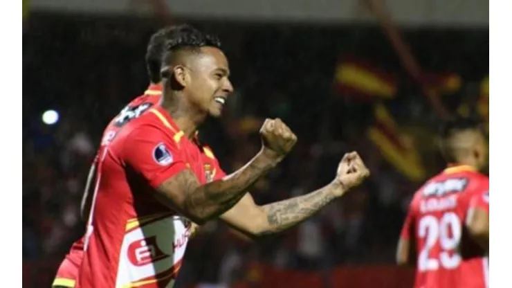 Charles Monsalvo celebrando un tanto.