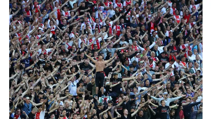 REPUDIABLE. Los barras del Ajax atacaron al plantel.