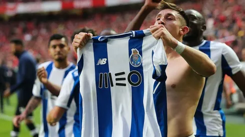 Héctor Herrera acaparó las portadas de los diarios lusos (Foto: @FCPorto)