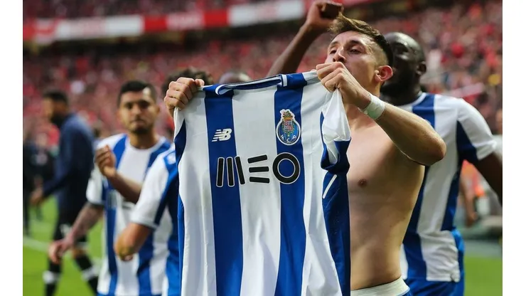 Héctor Herrera acaparó las portadas de los diarios lusos (Foto: @FCPorto)