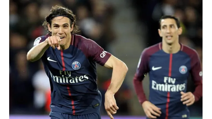Gabriel Batistuta y Edison Cavani intercambiaron saludos en Twitter