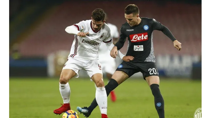 En su más último enfrentamiento Napoli se impuso 2-1 a Milán (Foto: @acmilan)