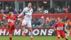 'Ibra' superó a sus marcadores y anotó el gol de la victoria