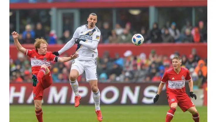 'Ibra' superó a sus marcadores y anotó el gol de la victoria