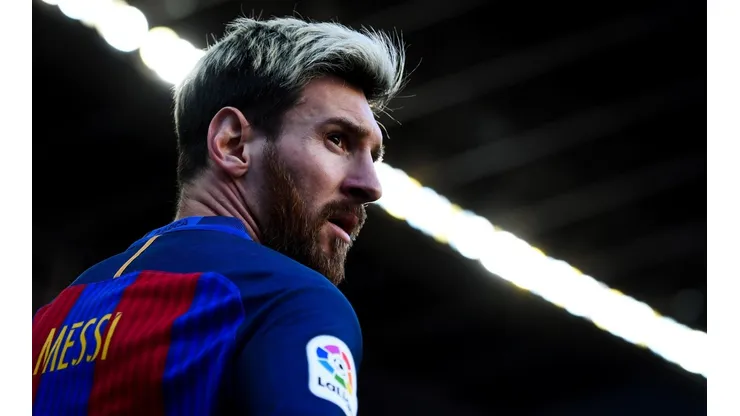 DE PLATINADO. Lionel Messi en el Camp Nou con el pelo teñido (Foto: Getty).