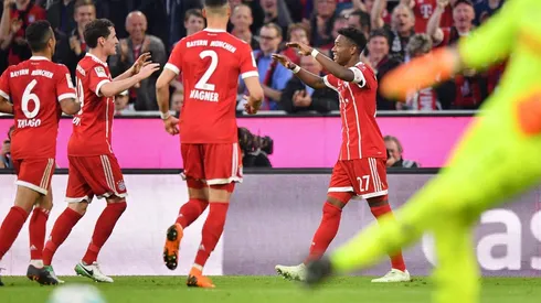 FELICIDADES, GOLEADOR. Todo Bayern Múnich celebra con Alaba su golazo por Bundesliga (Foto: Getty).