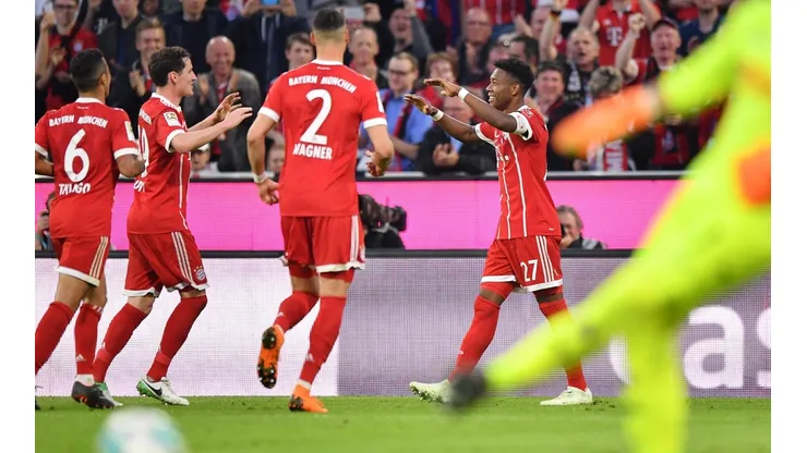 FELICIDADES, GOLEADOR. Todo Bayern Múnich celebra con Alaba su golazo por Bundesliga (Foto: Getty).