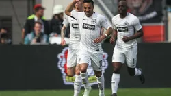 Marco Fabián celebra su octavo gol con la playera de las Águilas alemanas