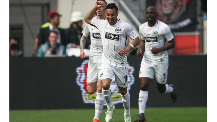 Marco Fabián celebra su octavo gol con la playera de las Águilas alemanas