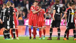 "UNO MÁS". Niklas Suele felicita a James Rodríguez tras su partido con Bayern Múnich (Foto: Getty).