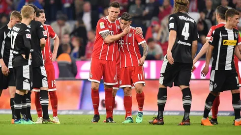 "UNO MÁS". Niklas Suele felicita a James Rodríguez tras su partido con Bayern Múnich (Foto: Getty).