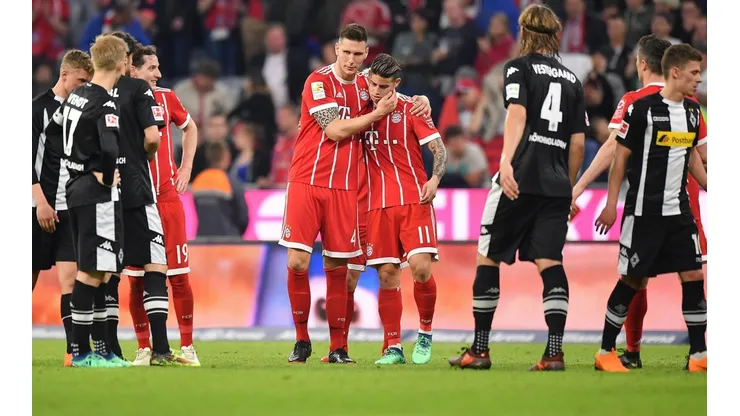 "UNO MÁS". Niklas Suele felicita a James Rodríguez tras su partido con Bayern Múnich (Foto: Getty).