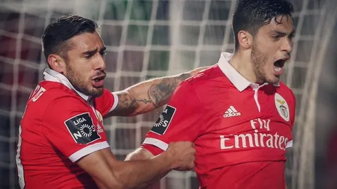 El mexicano Raúl Jiménez (derecha) salvó a Las Águilas de caer la jornada pasada (Foto: @Raul_Jimenez9)