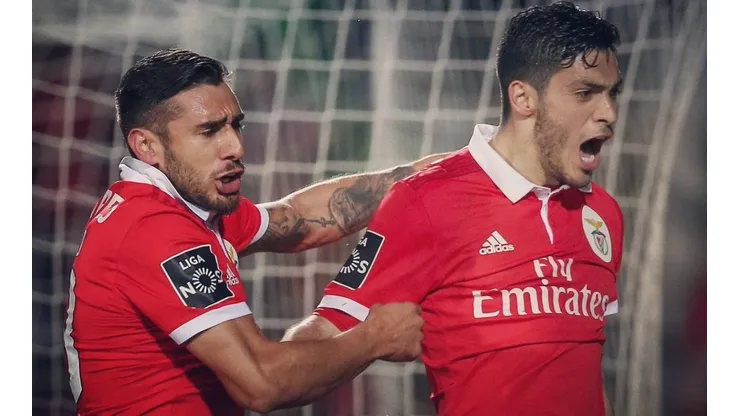 El mexicano Raúl Jiménez (derecha) salvó a Las Águilas de caer la jornada pasada (Foto: @Raul_Jimenez9)