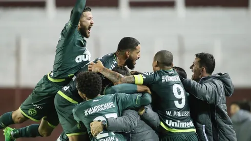 CHAPE TRICOLOR. El equipo brasilero agradece al pueblo colombiano con una camiseta con los colores de la bandera.