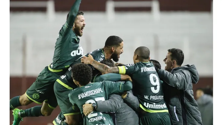 CHAPE TRICOLOR. El equipo brasilero agradece al pueblo colombiano con una camiseta con los colores de la bandera.