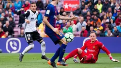 Ter Stegen tapó el penal, pero la pelota besó la red.