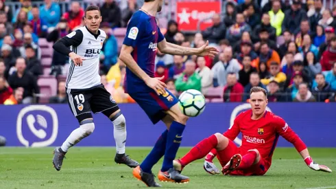Ter Stegen tapó el penal, pero la pelota besó la red.