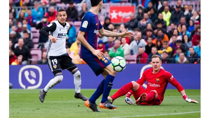 Ter Stegen tapó el penal, pero la pelota besó la red.