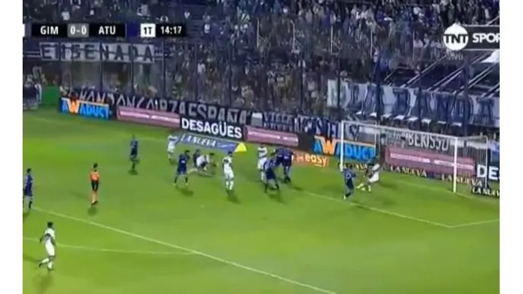 Nadie puede entender qué hizo el lateral de Gimnasia.