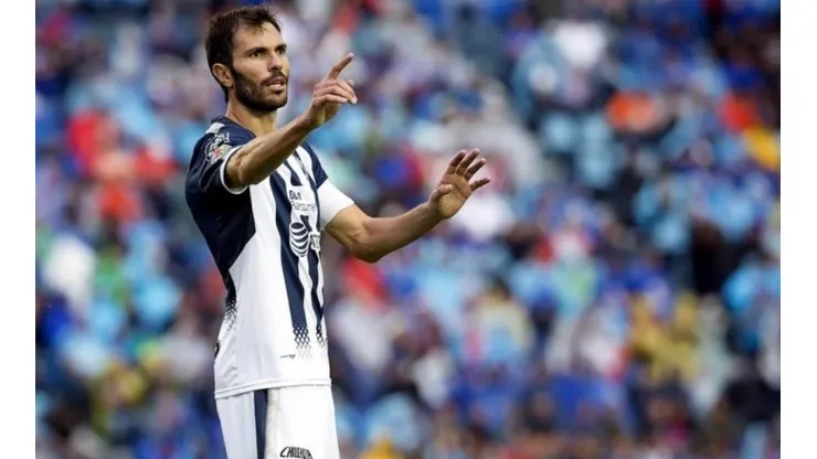 PONIENDO ORDEN. El capitán Basanta da órdenes a sus compañeros en un partido de Rayados.