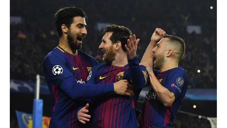 André Gomes celebrando el gol junto a Lionel Messi.